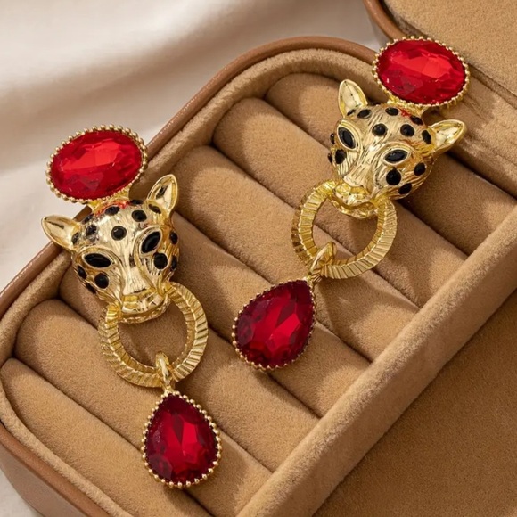 ✨Anthropologie Pardus Gold & Red Leopard Earrings - Picture 1 of 4